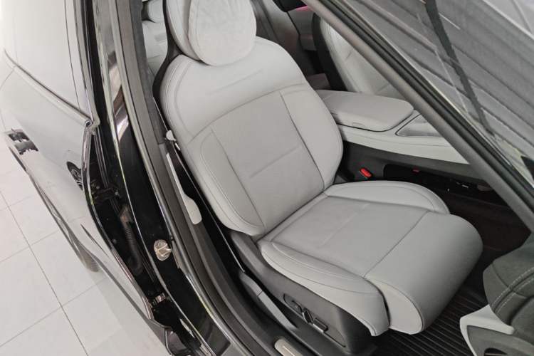 Used Nio ES6 2024 75 kWh Right Front Seat