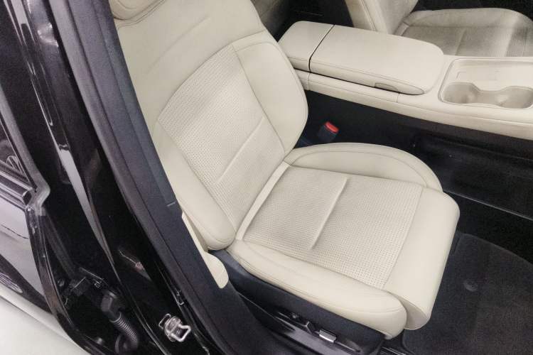 Used Nio ES6 2024 75 kWh Right Front Seat