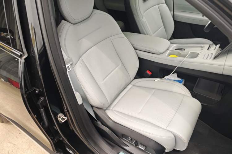 Used Nio ES6 2024 75 kWh Right Front Seat