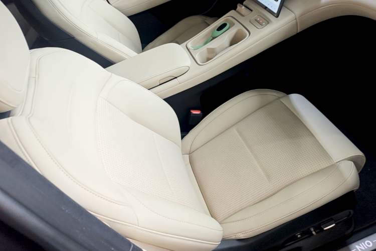 Used Nio ES6 2024 75 kWh Right Front Seat