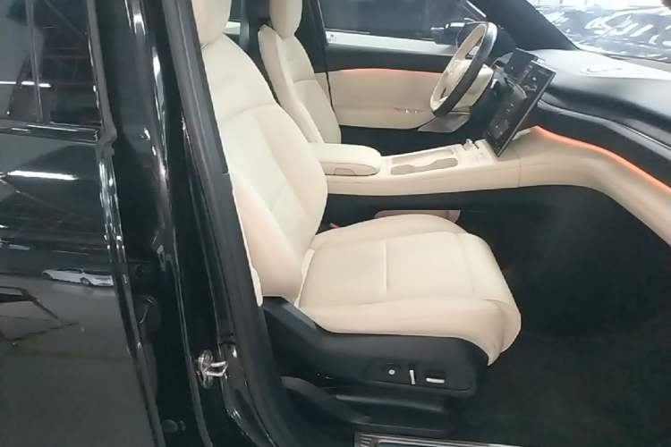 Used Nio ES6 2024 75 kWh Right Front Seat