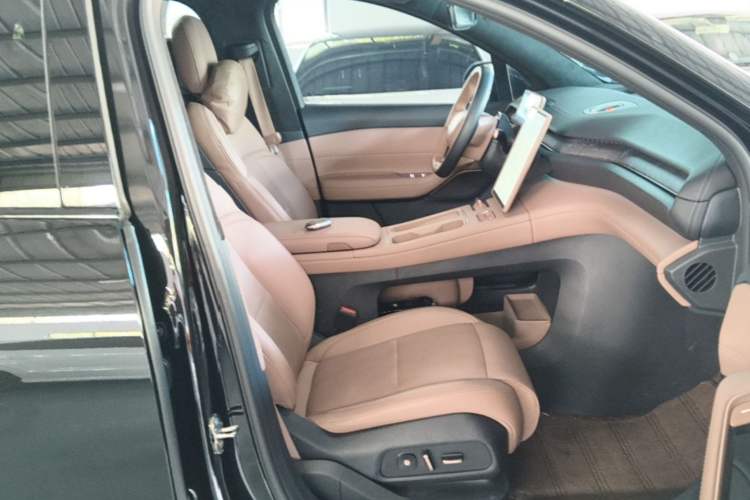 Used Nio ES6 2024 75 kWh Right Front Seat
