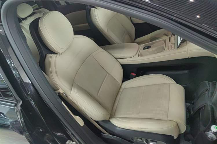 Used Nio ES6 2024 75 kWh Right Front Seat