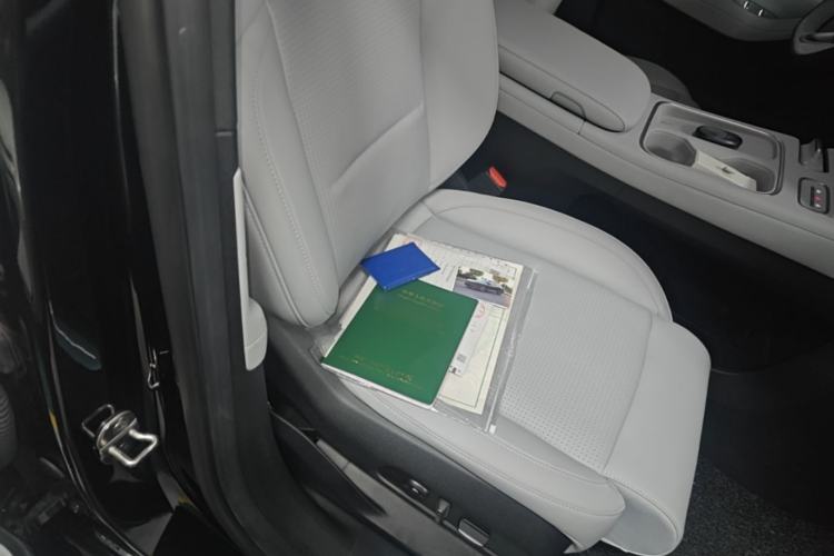 Used Nio ES6 2024 75 kWh Right Front Seat