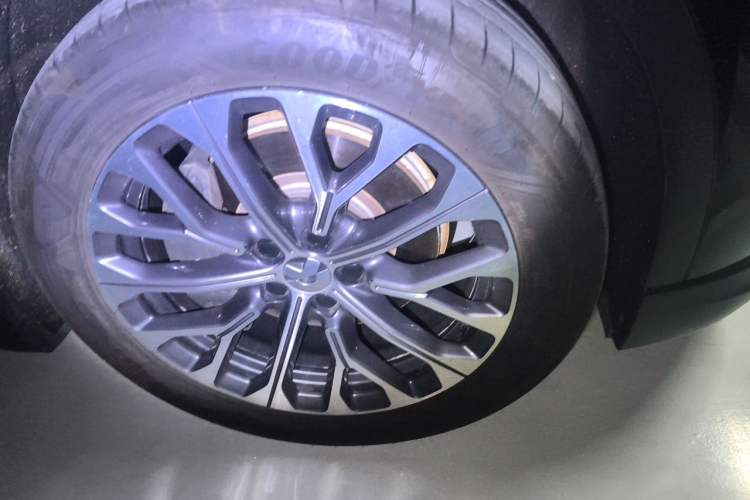 Used Nio ES6 2024 75 kWh Right Front Wheel Hub