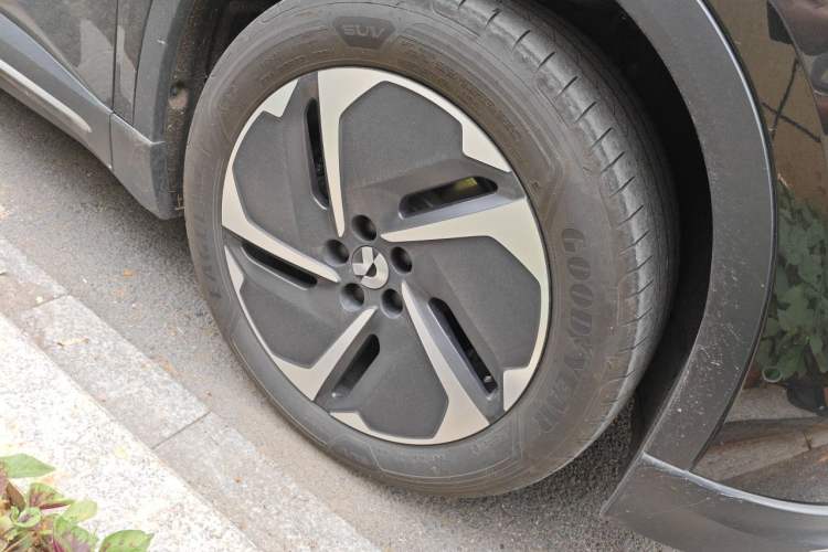 Used Nio ES6 2024 75 kWh Right Front Wheel Hub