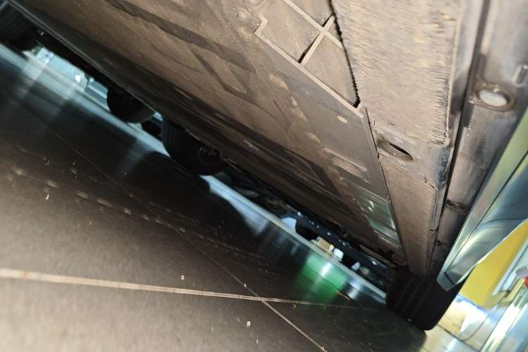 Used Nio ES6 2024 75 kWh Right Side Sill