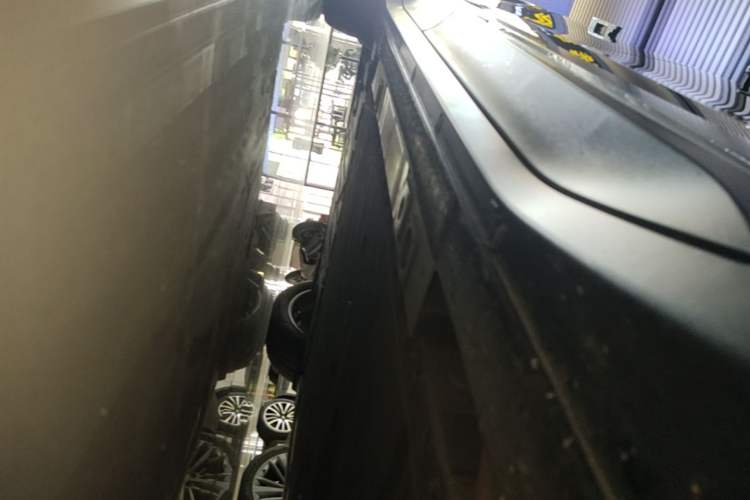 Used Nio ES6 2024 75 kWh Right Side Sill