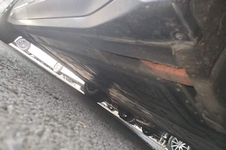 Used Nio ES6 2024 75 kWh Right Side Sill