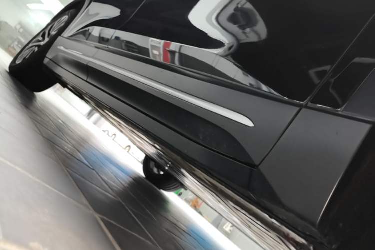 Used Nio ES6 2024 75 kWh Right Side Sill