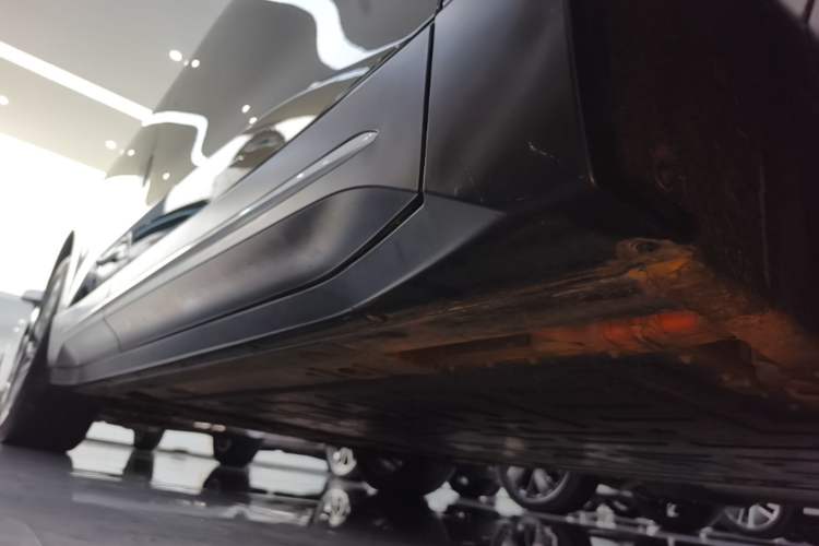 Used Nio ES6 2024 75 kWh Right Side Sill