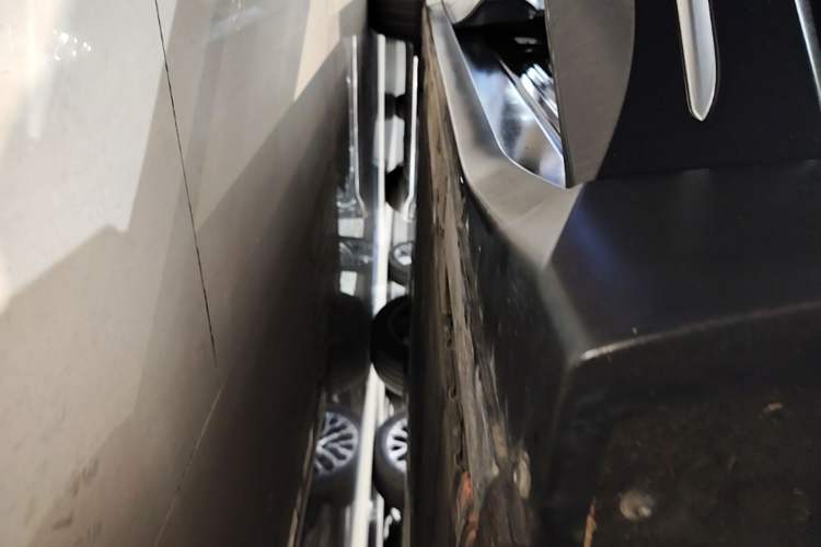 Used Nio ES6 2024 75 kWh Right Side Sill