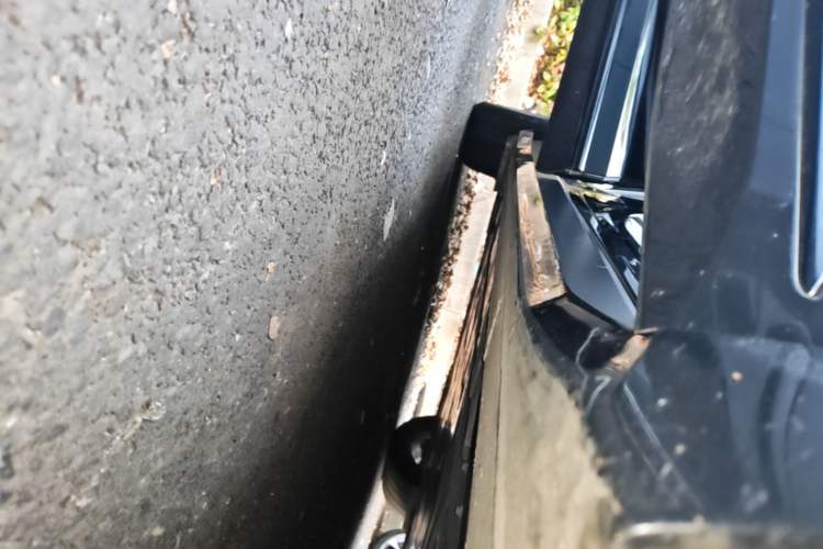 Used Nio ES6 2024 75 kWh Right Side Sill