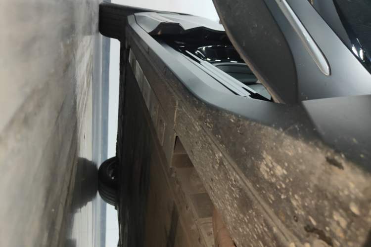 Used Nio ES6 2024 75 kWh Right Side Sill