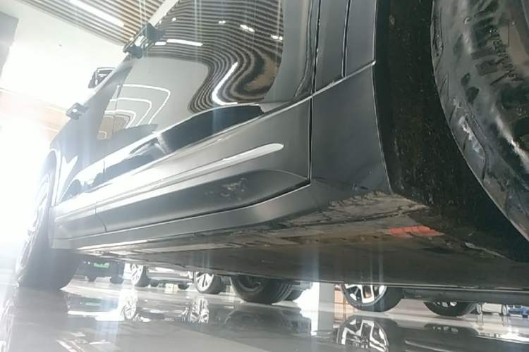 Used Nio ES6 2024 75 kWh Right Side Sill