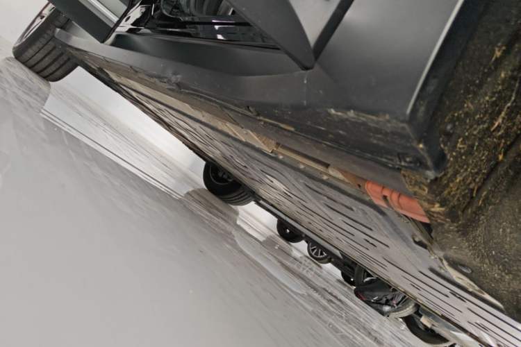 Used Nio ES6 2024 75 kWh Right Side Sill