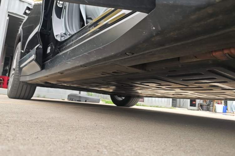 Used Nio ES6 2024 75 kWh Right Side Sill