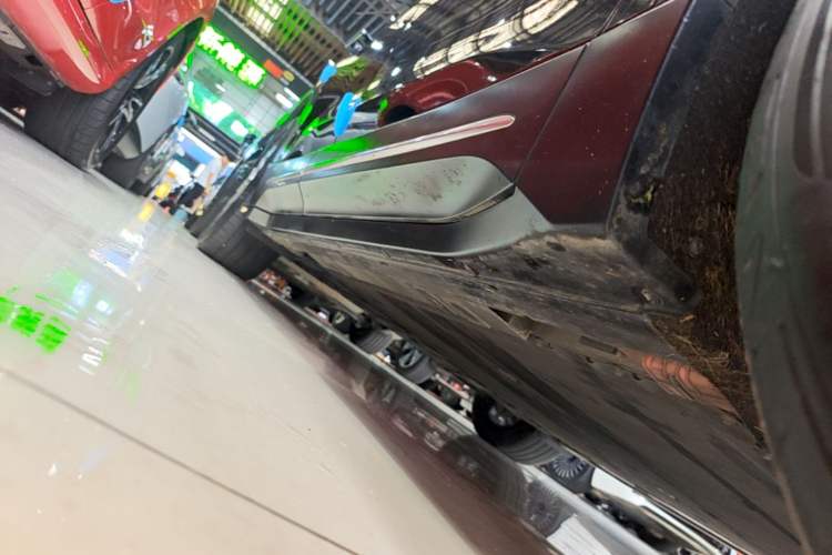 Used Nio ES6 2024 75 kWh Right Side Sill