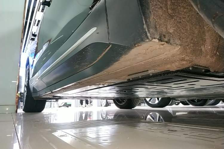Used Nio ES6 2024 75 kWh Right Side Sill