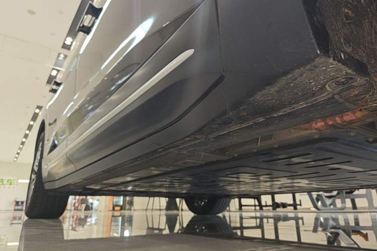 Used Nio ES6 2024 75 kWh Right Side Sill