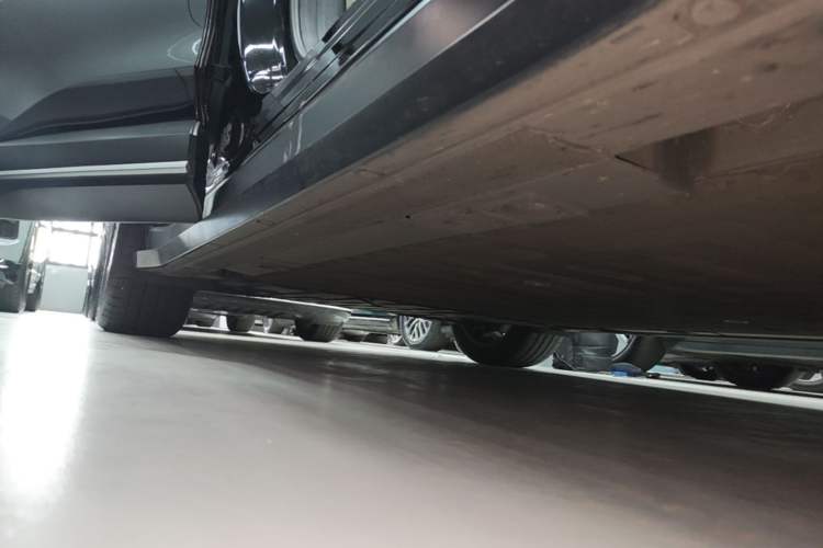 Used Nio ES6 2024 75 kWh Right Side Sill