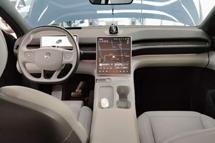 Used Nio ES6 2024 75 kWh Center Console