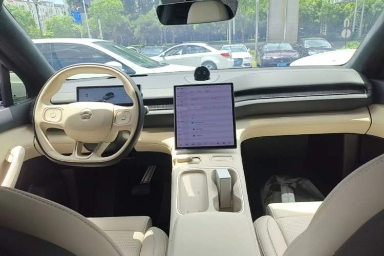 Used Nio ES6 2024 75 kWh Center Console