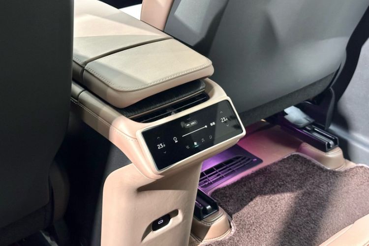 Used Nio ES6 2024 75 kWh Interior 2