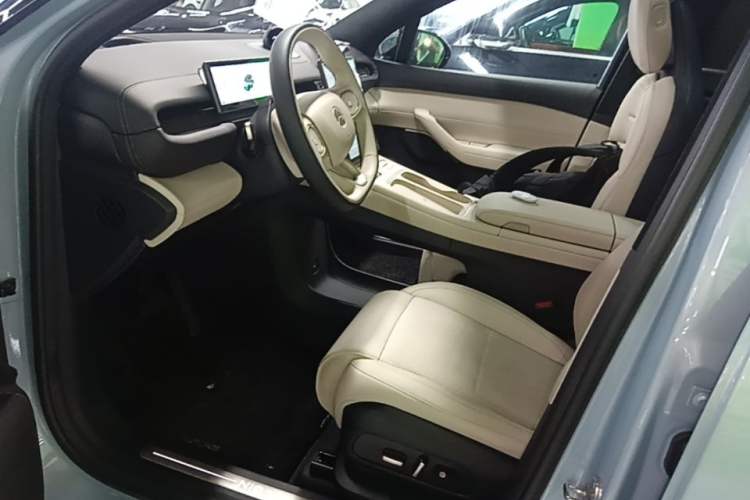 Used Nio ES6 2024 75 kWh Left Front Seat