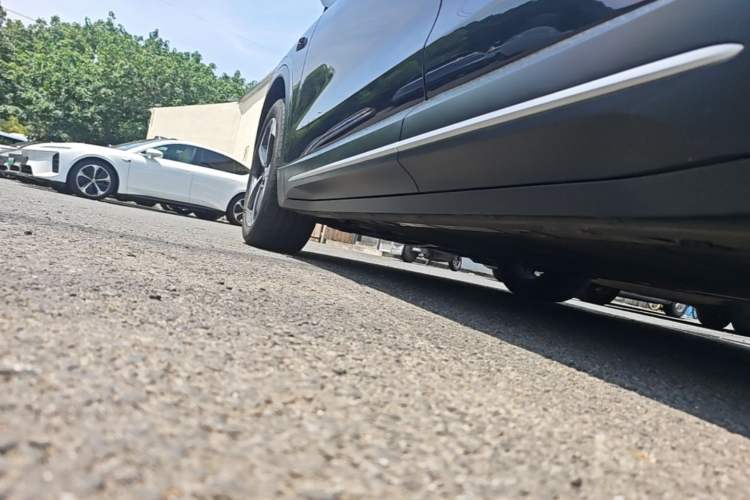 Used Nio ES6 2024 75 kWh Left Side Sill