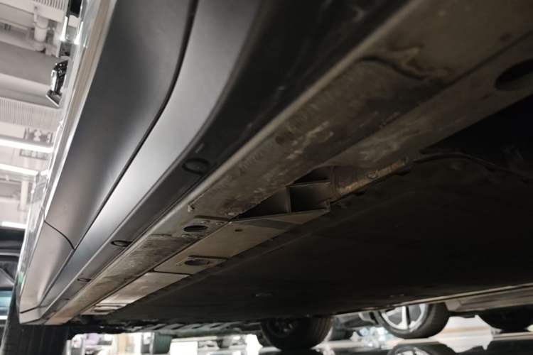 Used Nio ES6 2024 75 kWh Left Side Sill
