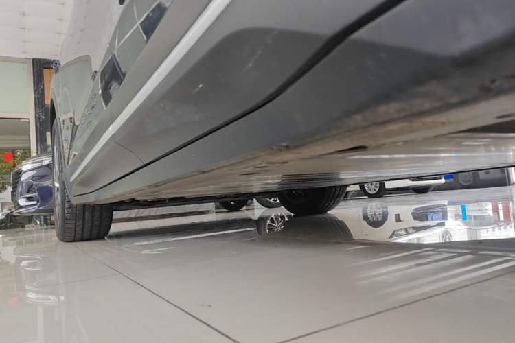 Used Nio ES6 2024 75 kWh Left Side Sill