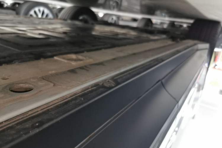 Used Nio ES6 2024 75 kWh Left Side Sill