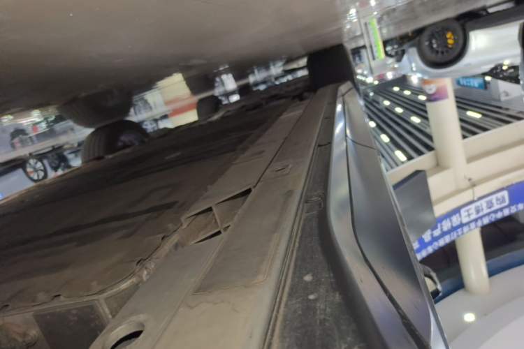 Used Nio ES6 2024 75 kWh Left Side Sill