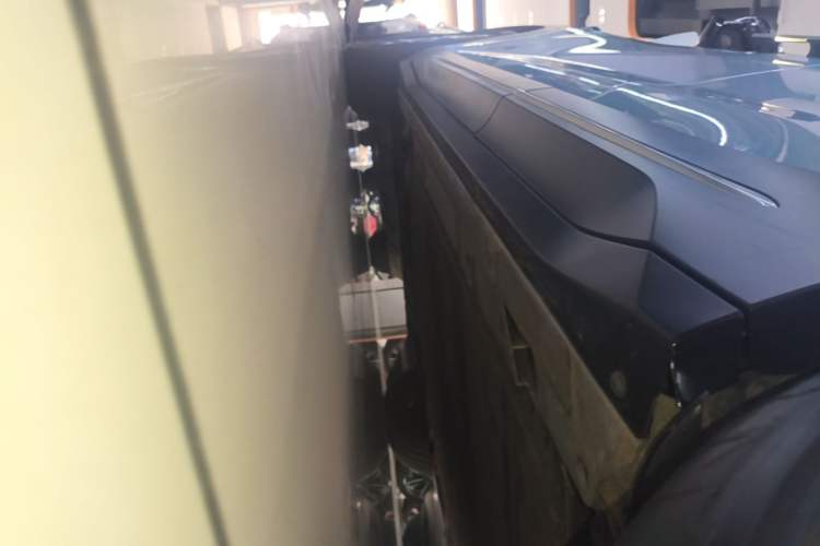 Used Nio ES6 2024 75 kWh Left Side Sill
