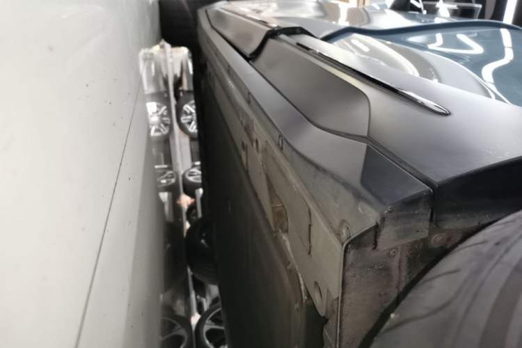 Used Nio ES6 2024 75 kWh Left Side Sill