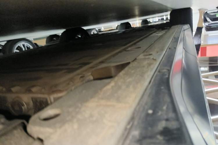 Used Nio ES6 2024 75 kWh Left Side Sill