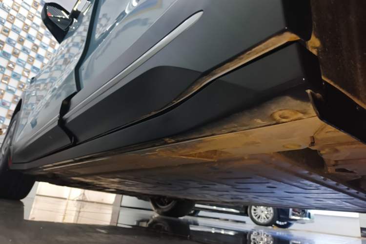 Used Nio ES6 2024 75 kWh Left Side Sill