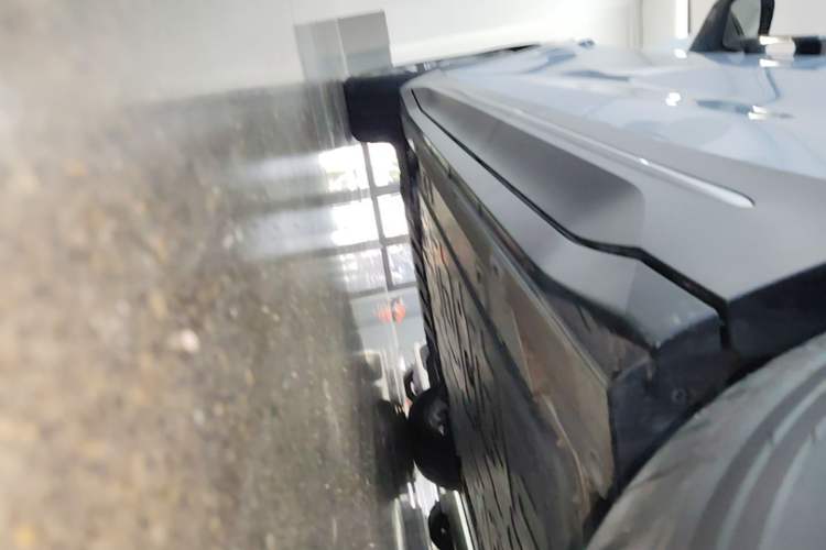 Used Nio ES6 2024 75 kWh Left Side Sill