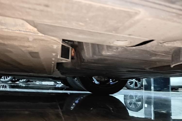 Used Nio ES6 2024 75 kWh Left Side Sill