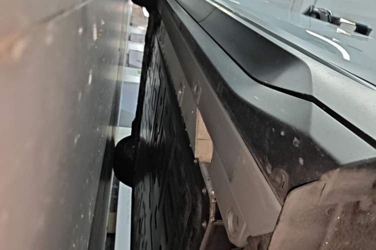 Used Nio ES6 2024 75 kWh Left Side Sill