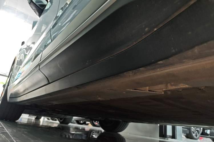 Used Nio ES6 2024 75 kWh Left Side Sill