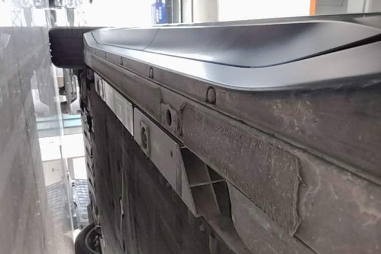 Used Nio ES6 2024 75 kWh Left Side Sill