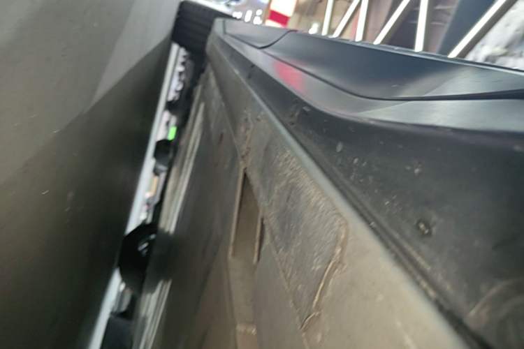 Used Nio ES6 2024 75 kWh Left Side Sill