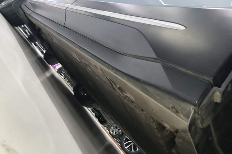 Used Nio ES6 2024 75 kWh Left Side Sill