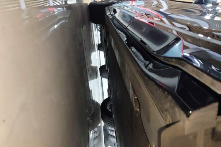Used Nio ES6 2024 75 kWh Left Side Sill