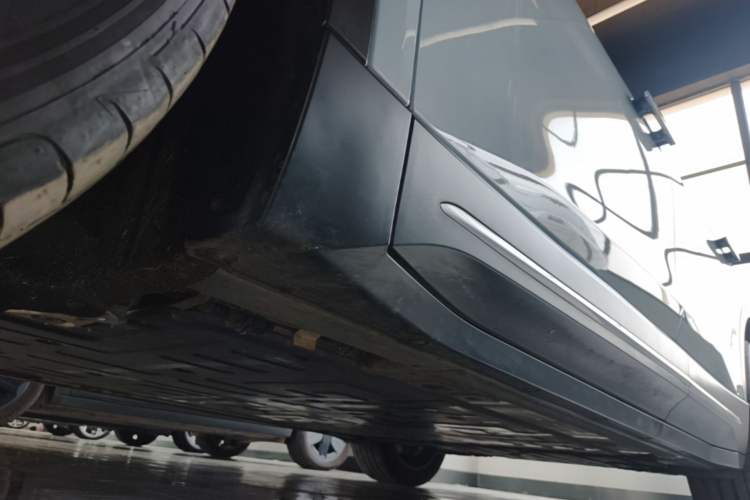 Used Nio ES6 2024 75 kWh Left Side Sill