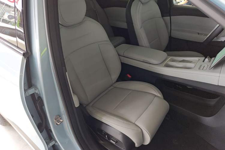 Used Nio ES6 2024 75 kWh Right Front Seat