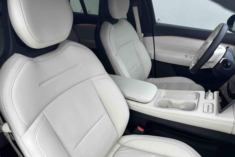 Used Nio ES6 2024 75 kWh Right Front Seat