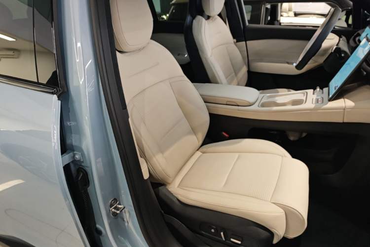 Used Nio ES6 2024 75 kWh Right Front Seat
